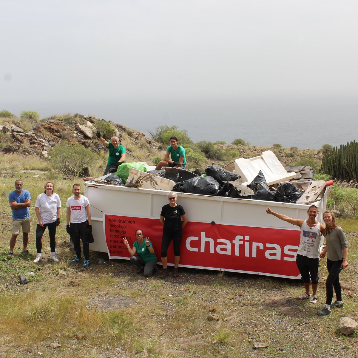 El pasado Sábado evitamos que más de 1200 kilos de basura llegaran al mar, con 20 manos en 2 horas y en 150 metros lineales en el cauce del barranco Los Pocitos.
#ProyectoLibera #libera1m #ecoembes