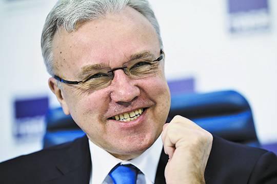Губернатор Красноярского края Александр Усс говорит, что лесная отрасль очень страдает от санкций и ей придётся помочь

Его сын Артём Усс является совладельцем компании "Красноярсклесоматериалы".

Это всё, что вам нужно понимать про предстоящую «антикризисную помощь бизнесу» в РФ