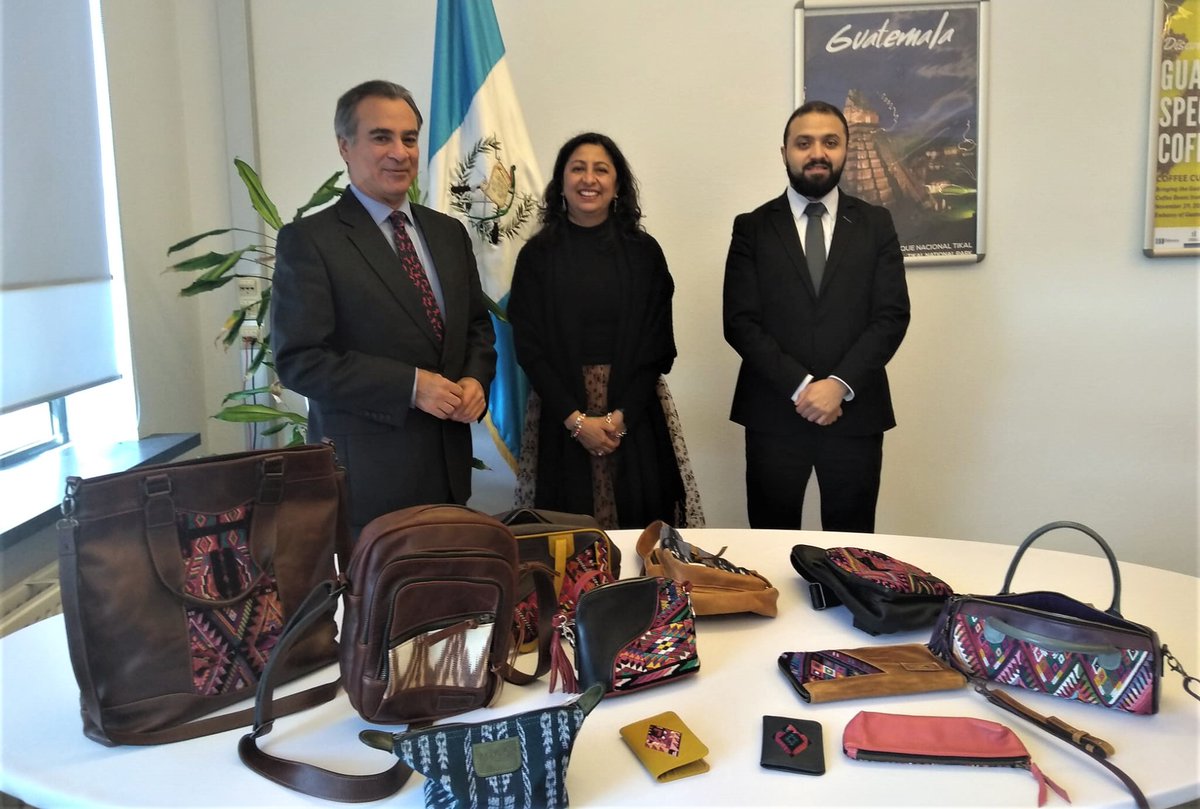 La @EmbaGuaHolanda atendió a Lucía García de la empresa guatemalteca fabricante de bolsos #Matyox para discutir requisitos del sector y estrategias de penetración del mercado neerlandés @MinexGt #DiplomaciaComercialGT