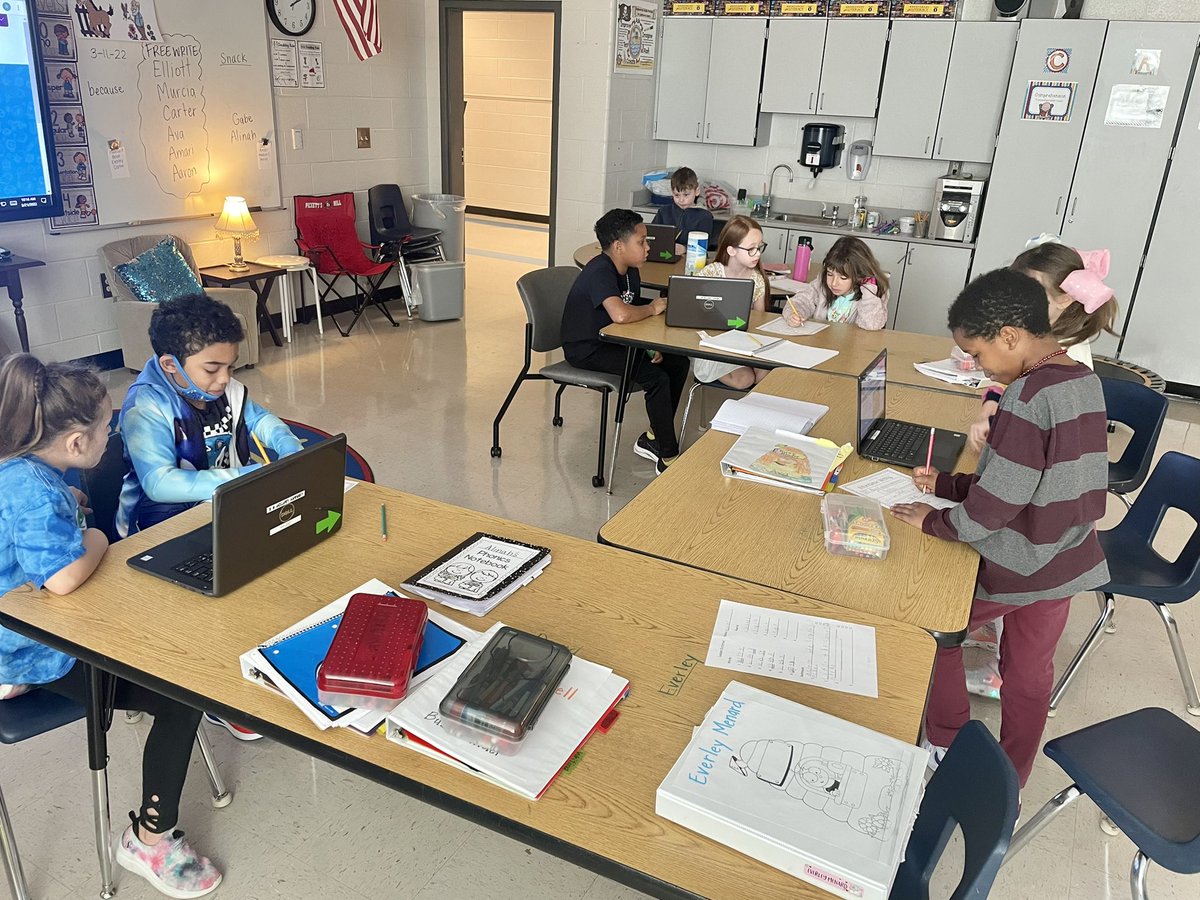 rachelharmeyer1's tweet photo. Synergizing in 2nd to research an animal we donβt know much about! Friends and technology make research FUN! #leadlivelearn #bethelight #anchoredinleadership https://t.co/4dFHDVgoBg