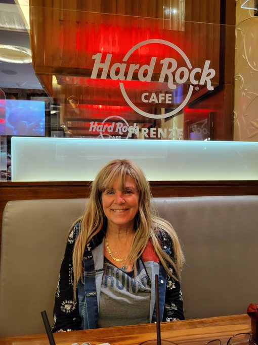 Okay! Couldn't help myself! Having lunch at Hard Rock  Florence Italy!!!! https://t.co/DzSlMgQlVs