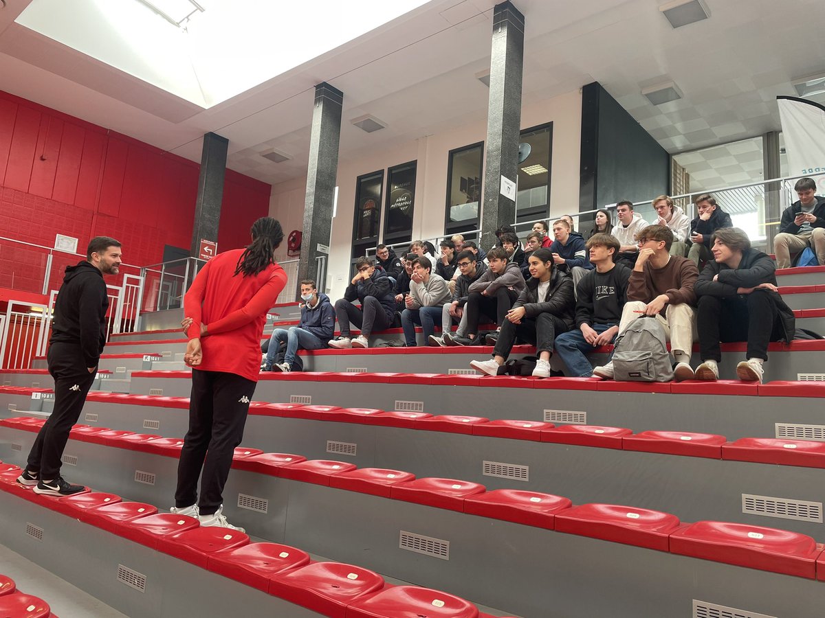 Ce matin les joueurs du <a href="/LMBasket/">Lille Métropole Basket 🏀</a> recevaient pendant leur entraînement la visite des jeunes de la section EPS du lycée Saint-Rémi de Roubaix 

#redGIANTS 🔴⚪️