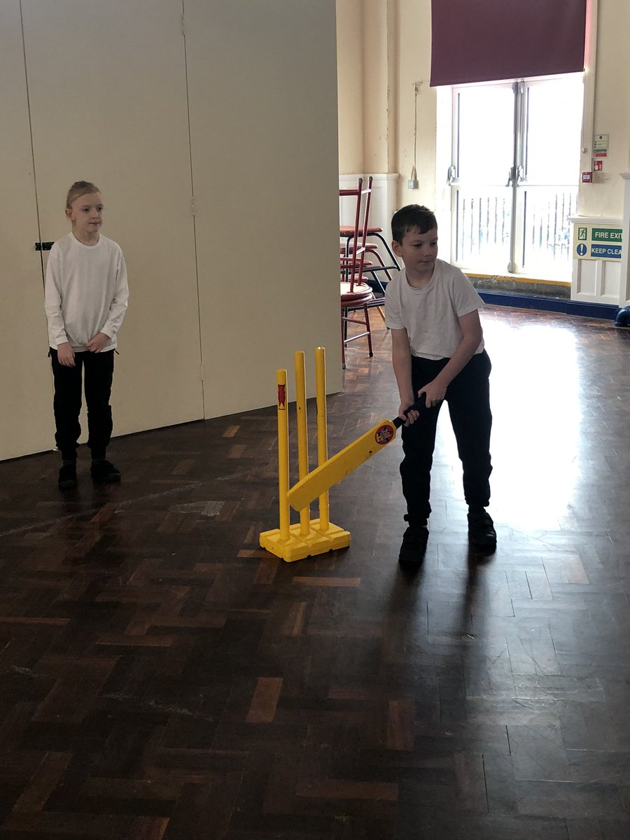 RoddisMiss's tweet photo. 5R loved PE this morning. We have really improved with our striking and fielding skills. @UplandsManor https://t.co/T30zIwbXXq
