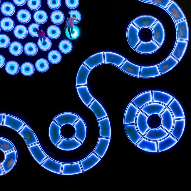 jenlewin's tweet photo. The twists γ° and turns π of Cosmos πΈ
#interactiveart #pleasetouchtheart #ledart #jenlewin #jenlewinstudio #artinpublicplaces #publicart #art #artistsofny #brooklynartists #sculpture #light #led #ledartist #lights #newmedia https://t.co/jbYcMfFrUL