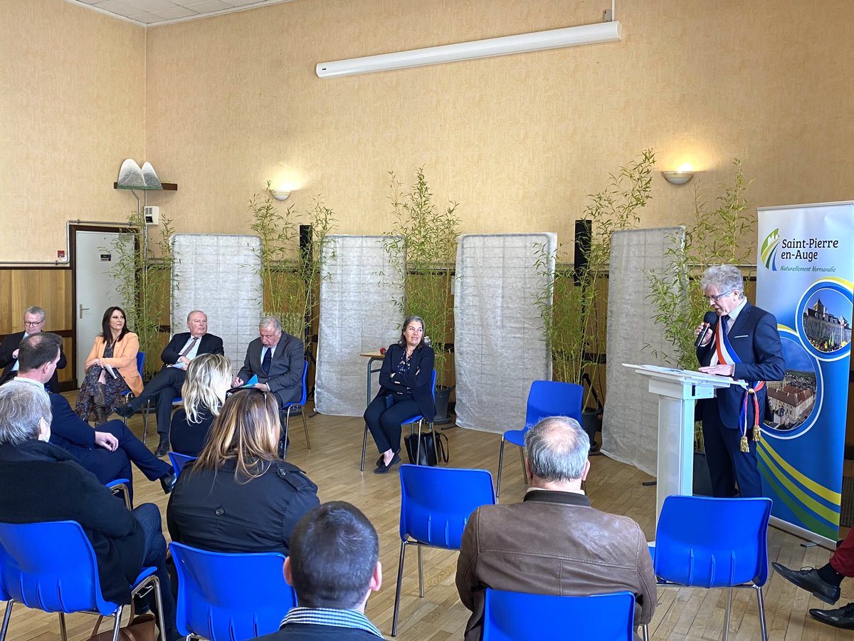 gerard_larcher's tweet photo. Aujourd’hui dans la Calvados avec @HerveMarseille à l’invitation de nos collègues sénateurs @SoniadlpCaen et @AllizardPascal . Table ronde a Saint-Pierre en-Auge sur les communes nouvelles. Merci à @nathporte pour sa présence https://t.co/Cf12JmXgTJ