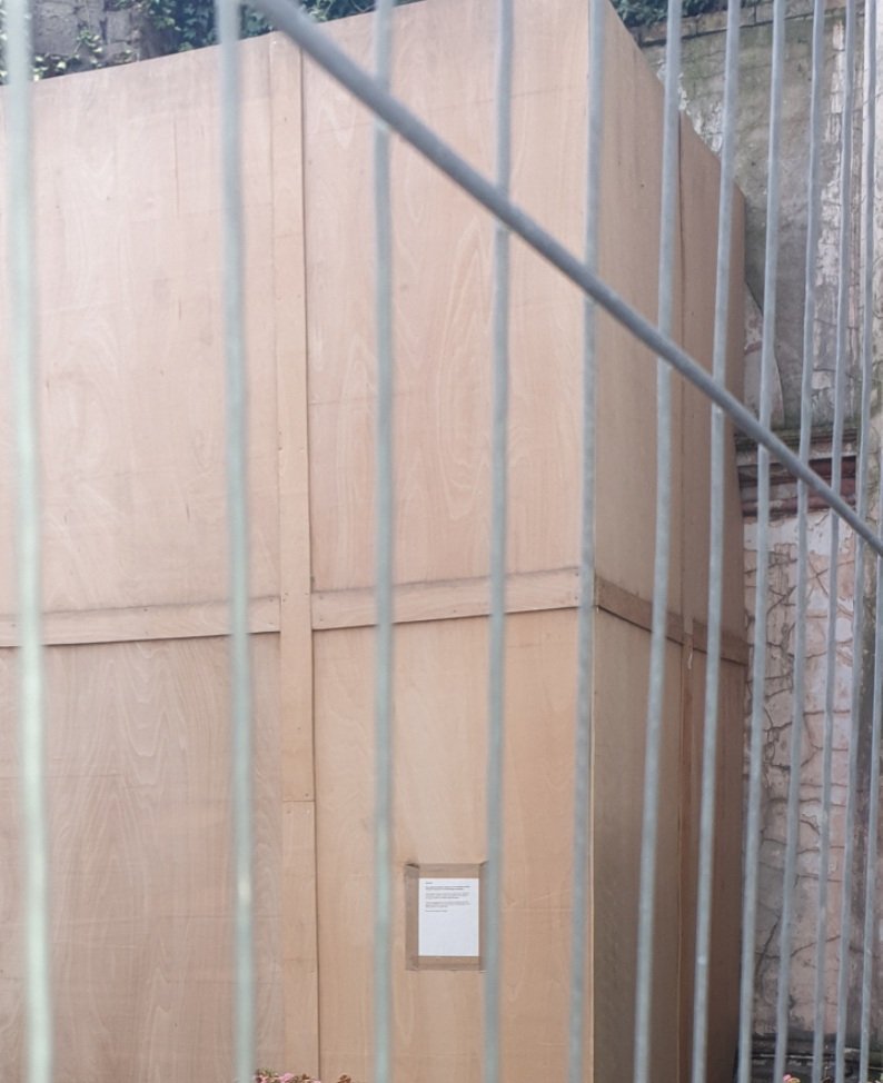 RafHM's tweet photo. 2 years after it was boarded up, the statue of Sir Robert Clayton at St Thomas's Hospital remains boarded up despite public support for retention. Disgraceful. #SaveOurStatues https://t.co/PP1vKHzQZ8