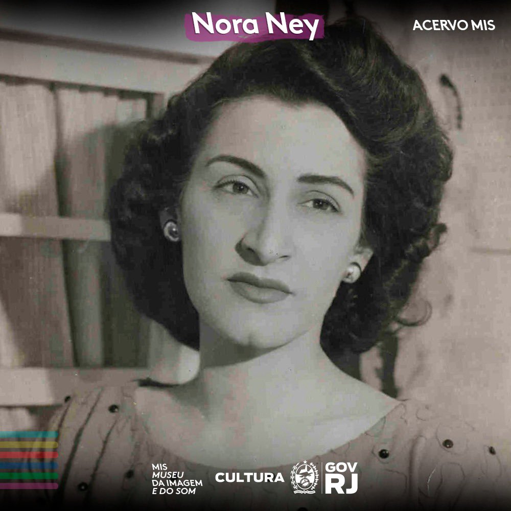 🎙Centenário de Nora Ney (1922 – 2003): estrela do rádio inovou com "sambolero".  Ícone do samba-canção dos anos 1950, foi fundamental para a inovação do gênero e fez escola na música brasileira. 📸 Nora Ney. Foto Diler. Coleção Almirante. Acervo MIS.

#misrj #CentenárioNoraNey