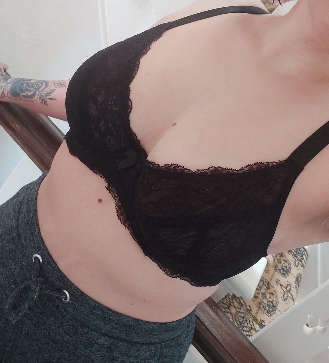 EZsweetness's tweet photo. Milf with DDs and a wet pussy 😜 

Come and see on 

@Onlyfans.com 
@E-Zsweetness https://t.co/qfFcOJdcWD