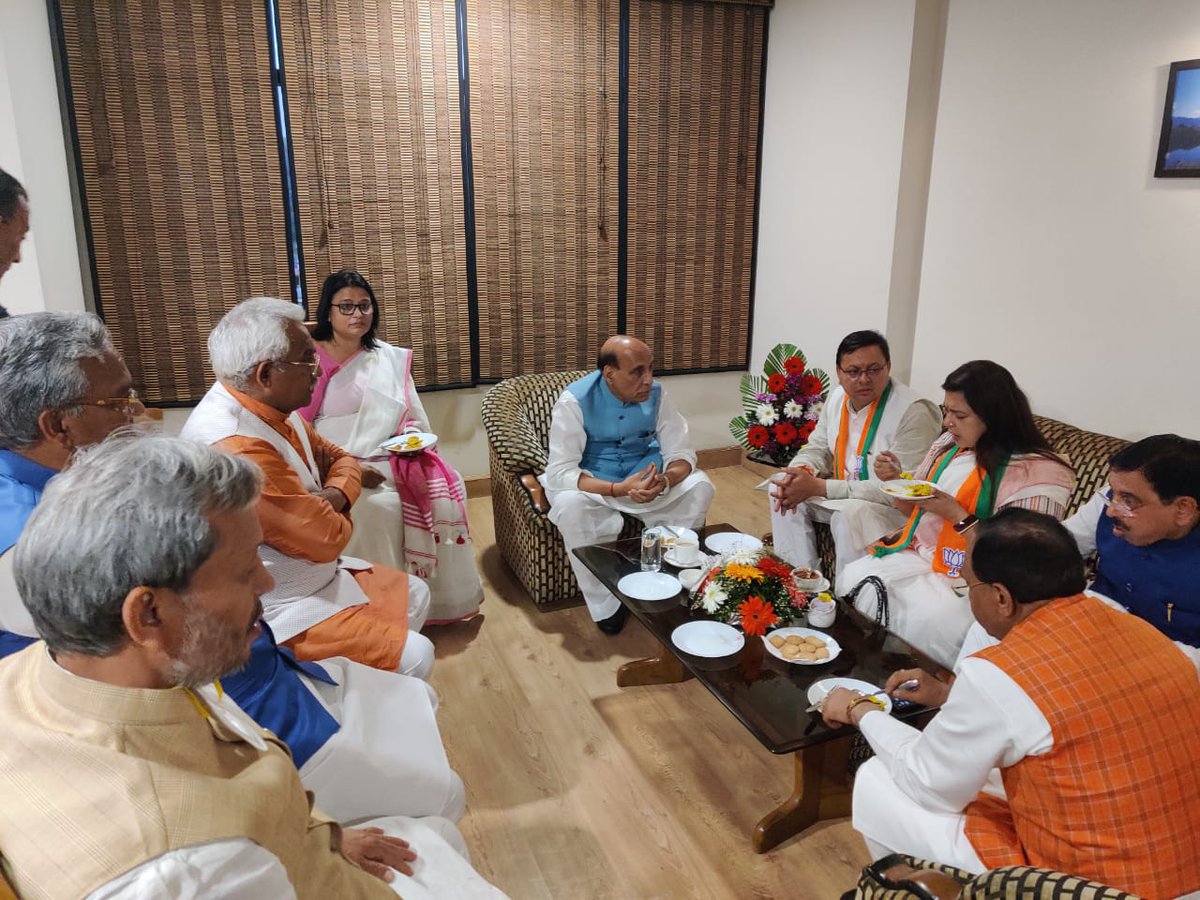 rekhavermabjp's tweet photo. केंद्रीय मंत्री एवं @BJP4India से उत्तराखंड विधायक दल नेता के चुनाव केंद्रीय पर्यवेक्षक आदरणीय श्री @rajnathsingh जी के नेतृत्व में श्री @pushkardhami जी को विधायक दल का नेता मनोनीत किया गया । उत्तराखंड प्रदेश प्रभारी, प्रदेश अध्यक्ष एवं वरिष्ठजनों के साथ बैठक में उपस्थित रहे । https://t.co/p2u6oyG6Gg