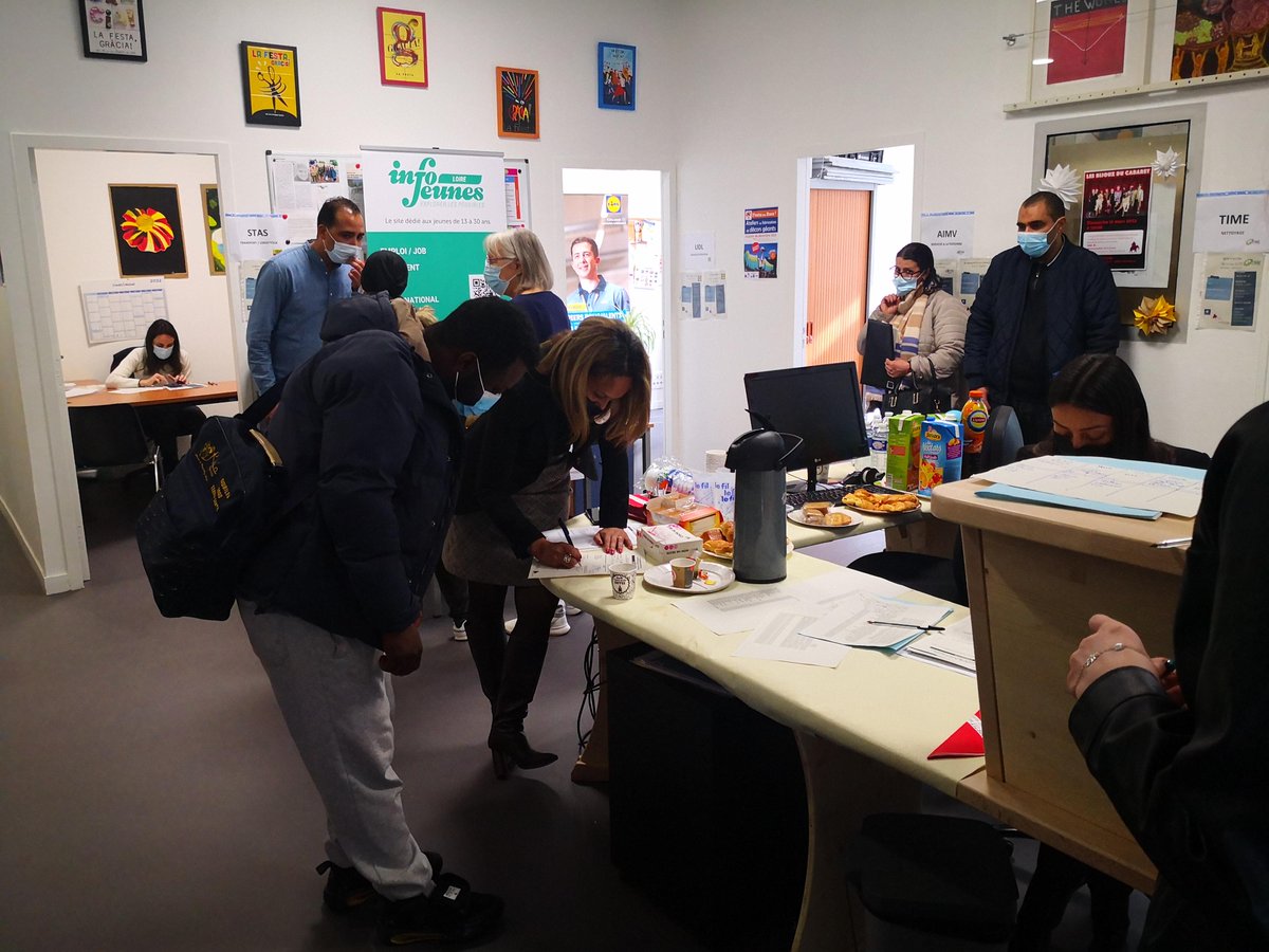 Belle réussite du forum PRIORITE EMPLOI au centre social du Babet le 11 mars 2022. Environs 150 personnes et une dizaine d'entreprise présente #TousMobilises #poleemploiclapier