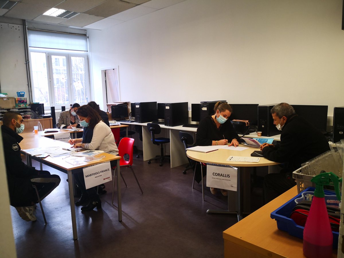 poleclapier's tweet photo. Belle réussite du forum PRIORITE EMPLOI au centre social du Babet le 11 mars 2022. Environs 150 personnes et une dizaine d'entreprise présente #TousMobilises #poleemploiclapier https://t.co/4xWpH8cjdK