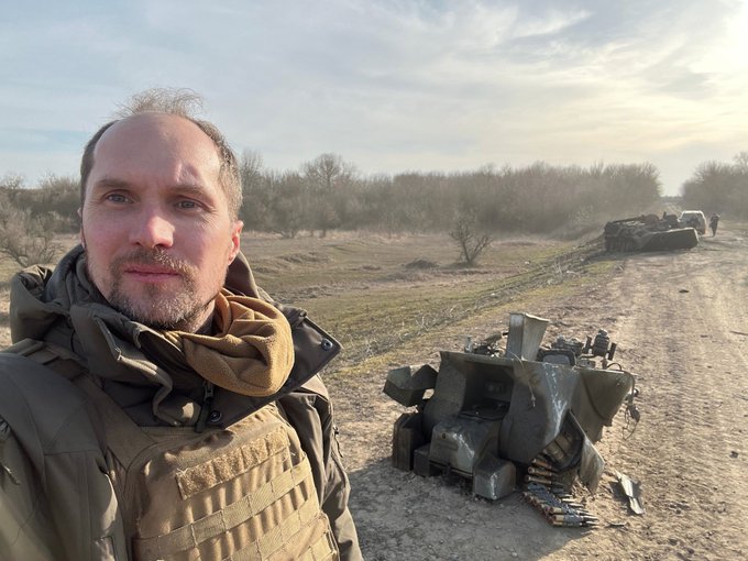 DGfdujf's tweet photo. #Ukraine: In #Mykolaiv Oblast, a Russian BTR-82A entered the famous turret throwing contest with this strong effort; which the Ukrainian side claims occured after a TB-2 drone strike.

 #Ukraine https://t.co/FVt4kdKRL8