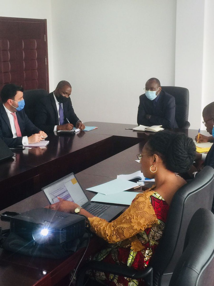 La société SIMAC a pieds d’œuvre pour les projets REGISTRE de la fonction publique et le SIGRHE.
Mr TAREK BESROUR, ingénieur chef de projets à la société SIMAC est venu présenter  à M Christian ABOKE NDZA, les feuilles de routes des projets REGISTRE et SIGRHE.