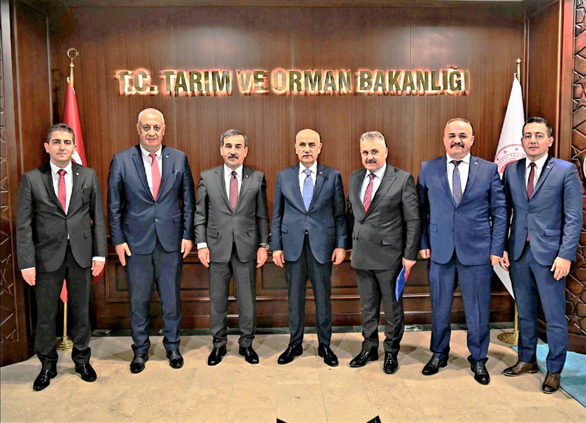 ttosgm's tweet photo. Tarım ve Orman Bakanımız Prof. Dr. Sn.@VahitKirisci  'yi makamında ziyaret ederek hayırlı olsun dileklerimizi ilettik. Misafirperverliği için Sn Bakanımıza teşekkürlerimizi sunarız.
@OnderKahveci 
@AhmetDemirciTOS 
https://t.co/j4s1ydY7Ow https://t.co/AdBzvi1LL5