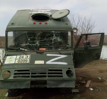 DGfdujf's tweet photo. #Ukraine: Two more Russian Transport trucks were lost/abandoned. https://t.co/NbEwK4HAOo