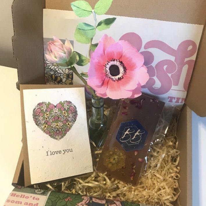 I’ve just reduced the last few boxes on the website if you’re still after a Mother’s Day gift, I can post it to you or direct to the recipient if you so choose for no extra cost.  
#mothersday #mothersdaygift #paperflowers #handmade #madeinengland #shopsmall #supportsmallbusiness