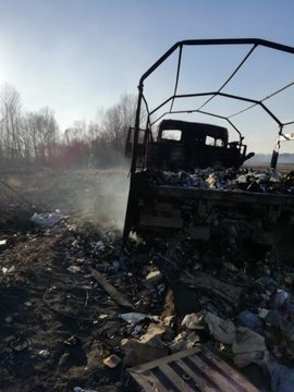 DGfdujf's tweet photo. #Ukraine: A Russian supply truck, which was transporting provisions for soldiers, was attacked and destroyed by the Ukrainian forces in #Chernihiv Oblast. https://t.co/8Hp4ELVytp