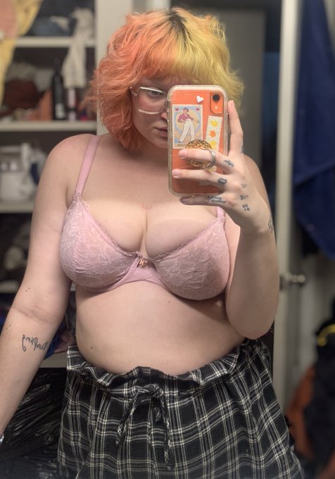 whoever becomes my 750th follower gets a FREE uncensored titty pic in their dms 😈 get on it, losers <3