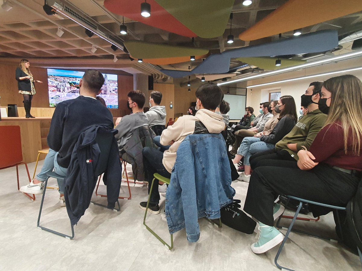 Laura Barquin [ <a href="/Antolin_Oficial/">Antolin</a>]🚀
🎙"El #intraemprendor es un trabajador que emprende dentro de su empresa y que se caracteriza por tener grandes dosis de autosuperación, iniciativa, liderazgo y capacidad de aprendizaje"
🎙"Se puede cambiar el mundo dentro de una empresa"