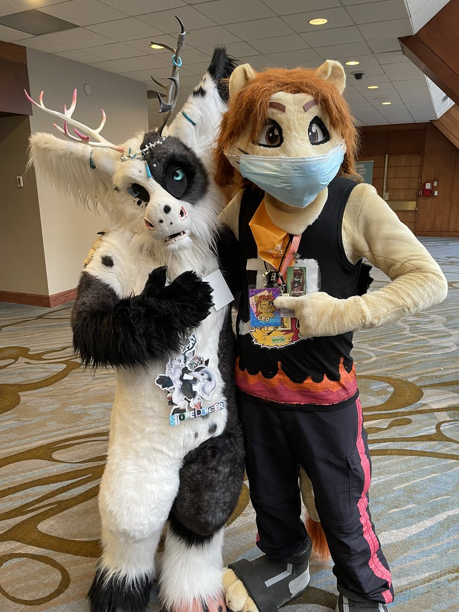 Leo_Nekozuki's tweet photo. For three years, the pandemic forced @KirinHybrid to hold onto all the special retro #vaporwave badges she made for #FE2020. And now at #FE2022, I can confirm that they were so worth the wait! 🤩 Thank you so much, Kirin!
#Furnal2022
#RETROREWIND https://t.co/L9P2TIOPaB
