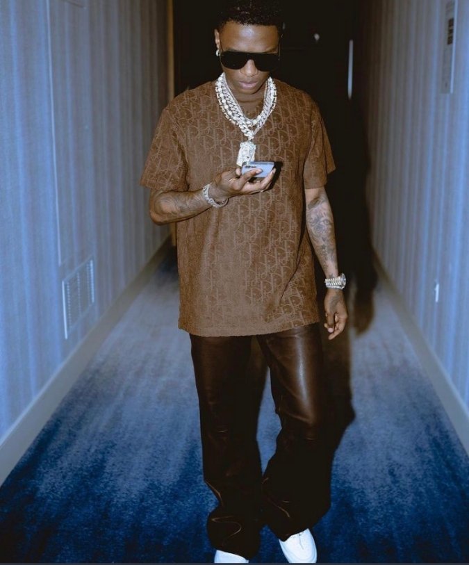 sebastinenext07's tweet photo. #Legendary the man who present afro beat too the world with full chest #mdee can't be underrated #WizKid𓃵 https://t.co/3BO4OtgJ1k