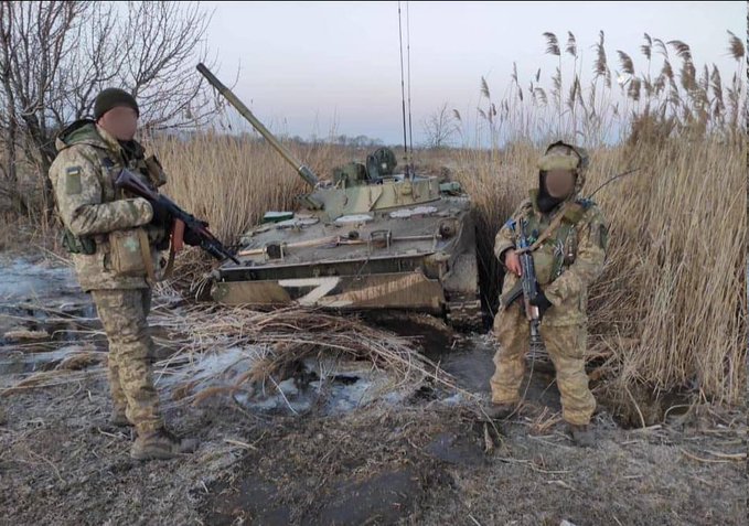DGfdujf's tweet photo. #Ukraine: Somewhere in the South, Ukrainian forces captured a BMP-3 and a BTR-82A, along with a RPO-A thermobaric launcher. https://t.co/UQ3bGSddbu