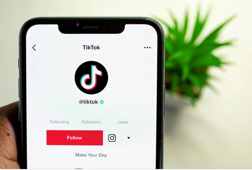 adrianallames's tweet photo. The White House has briefed the most influential TikTok stars on the war in Ukraine so they can be better informed when talking about the conflict to their millions of followers, according to The Washington Post. Over in Russia, the gover... #TikTok #SocialMedia #RussiaUkraineWar https://t.co/fkrRcYSDUF