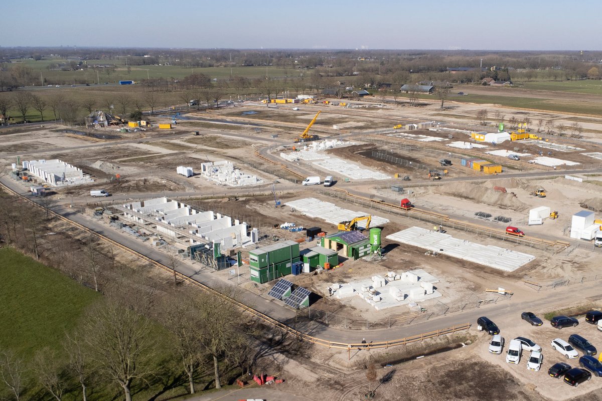 Samen met kopers en betrokkenen is de startbouw van de eerste woningen in het project ‘Thuis in #Bloemendal’ #Barneveld gevierd. Overhandiging van een cheque aan Stichting Ons Bedrijf Barneveld. Zij maken ook een oplevercadeau voor de kopers: 42 nestkastjes!