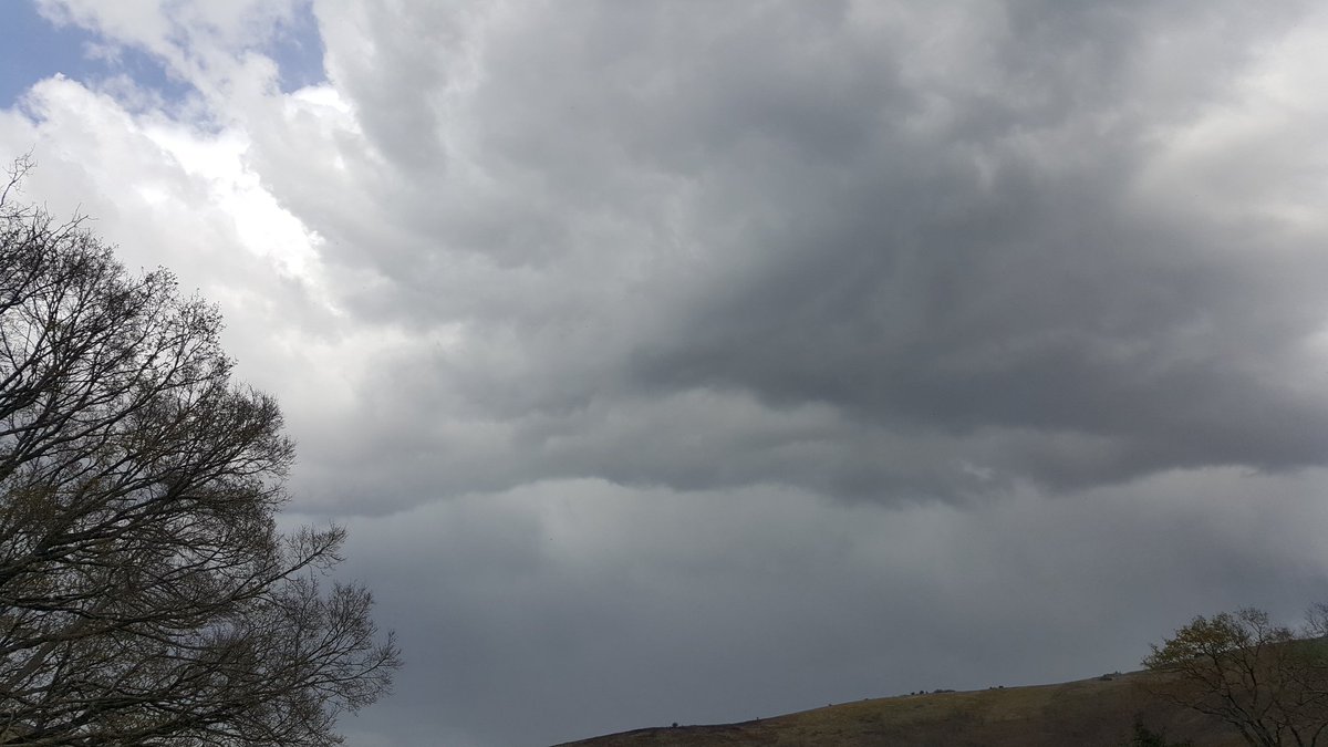 Ciel_Paysage's tweet photo. ⚡Tonnerre entendu à l'instant vers l'Est sous ce Cumulonimbus. L'ambiance semblait un peu orageuse mais les modèles n'en prévoyaient pas. Jolie surprise! 😍
#PaysBasque #EuskalHerria #BasseNavarre #AinhiceMongelos #Pyrénées @KeraunosObs @Meteo_Pyrenees https://t.co/yaKXXX3bdm