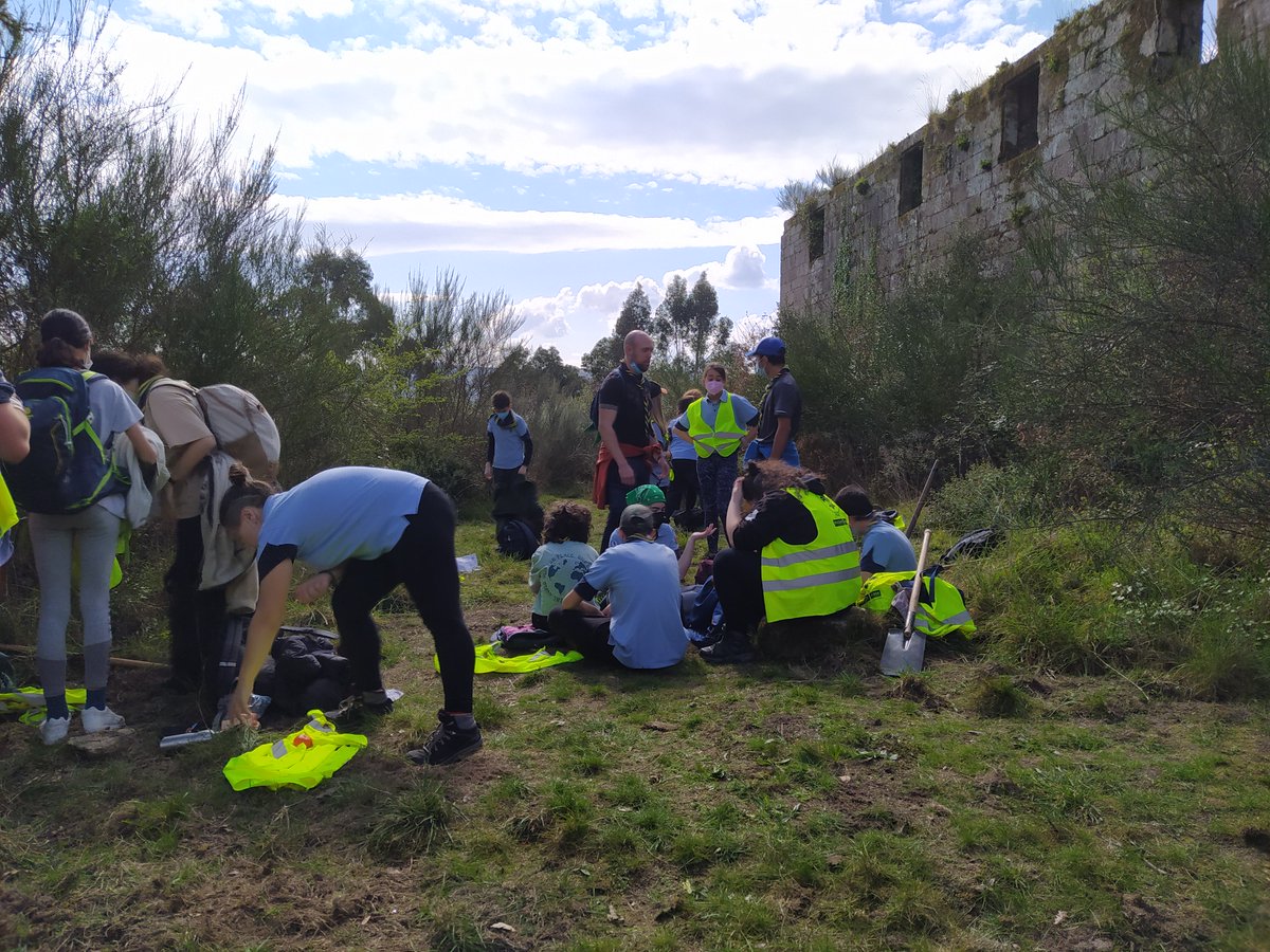 scoutilex's tweet photo. Unha acción que forma parte do noso proxecto de Voz Natura e para o que contamos coa colaboración de @AmigosdaTerra, na que tivemos ocasión de visitar tamén as ruinas do Mosteiro de Naves. A/O scout ama e coida a Natureza @AmigosTierraEsp #SonScout #SoyScout #PlanScout https://t.co/hDaFaohtgf