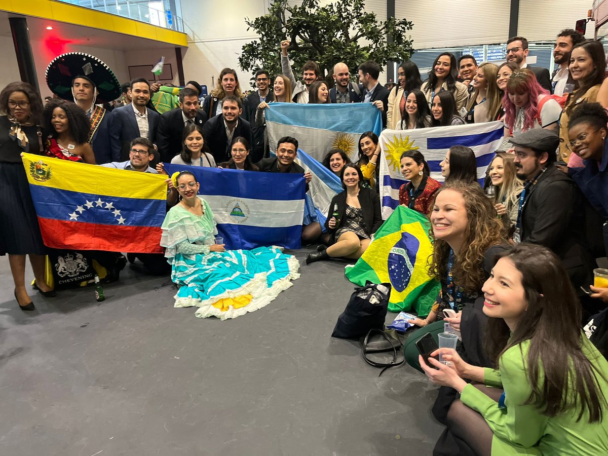 UKinUruguay's tweet photo. ¡Fin de semana de encuentro para los becarios @CheveningFCDO 🇺🇾!
👉Participaron en la #CheveningSummit, donde compartieron con becarios de todo el mundo.
👉El embajador uruguayo en 🇬🇧, @CesarE_RZ, los invitó a su residencia y disfrutaron delicias típicas 🇺🇾😋. https://t.co/5yIBBHusGA