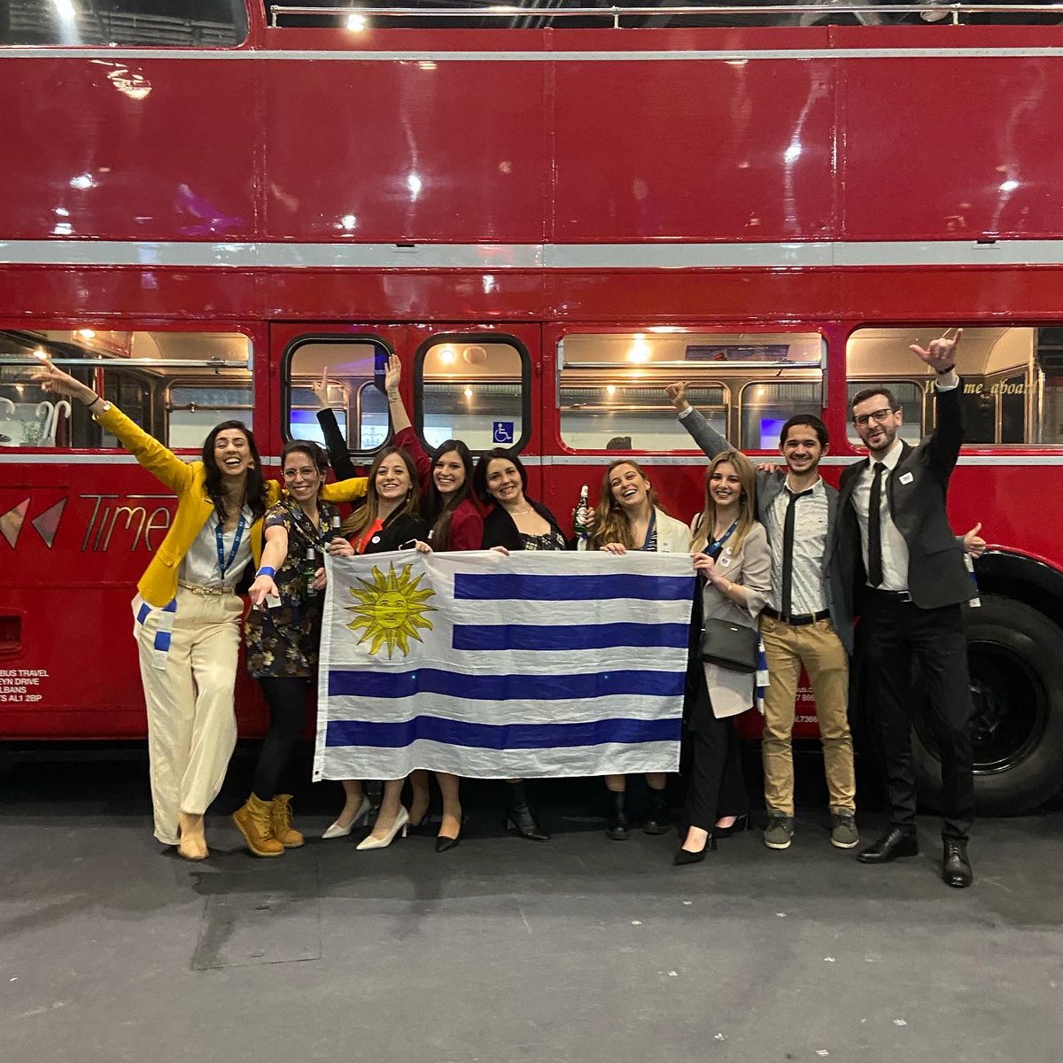 UKinUruguay's tweet photo. ¡Fin de semana de encuentro para los becarios @CheveningFCDO 🇺🇾!

👉Participaron en la #CheveningSummit, donde compartieron con becarios de todo el mundo.

👉El embajador uruguayo en 🇬🇧, @CesarE_RZ, los invitó a su residencia y disfrutaron delicias típicas 🇺🇾😋. https://t.co/5yIBBHusGA