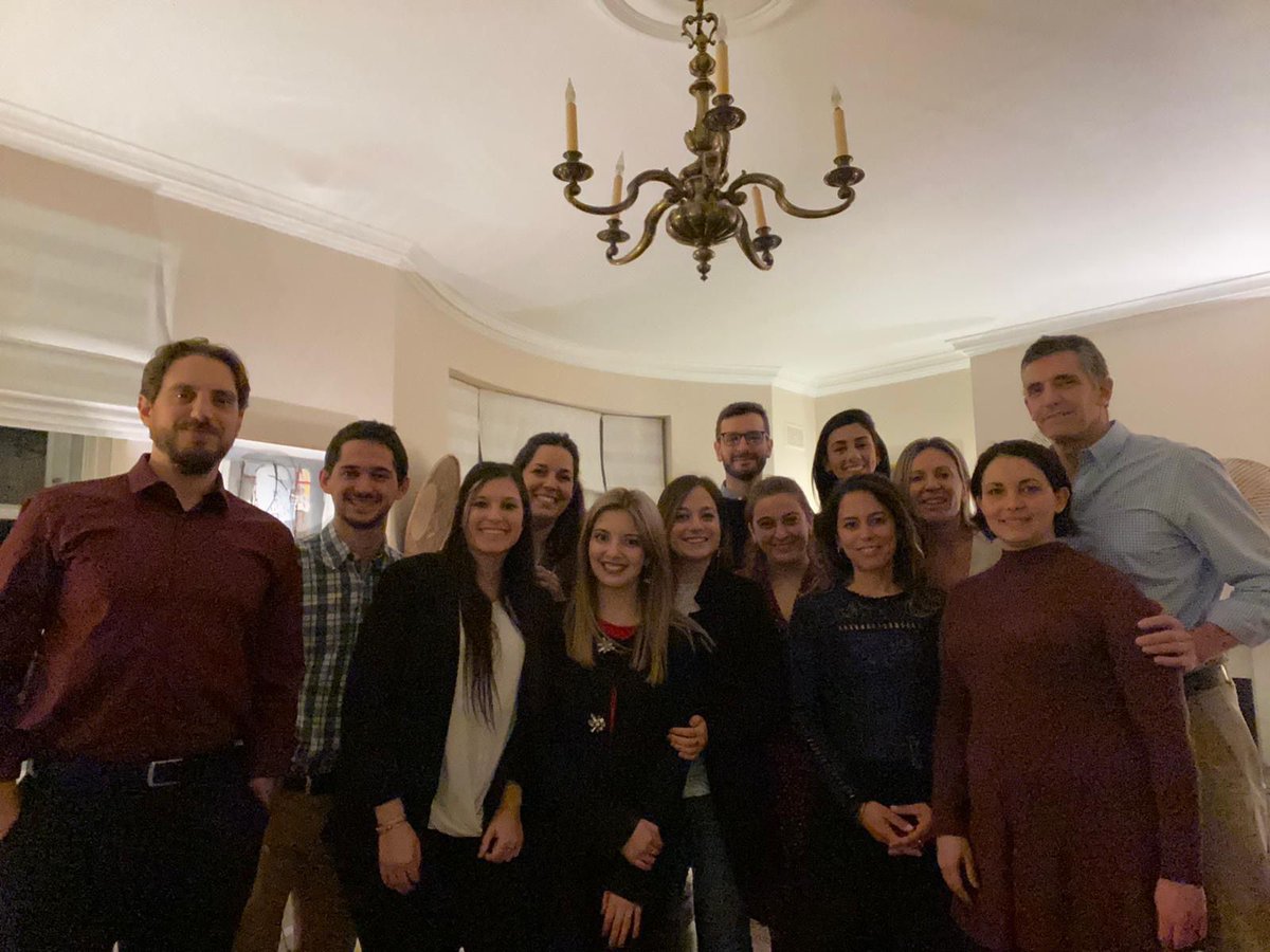 ¡Fin de semana de encuentro para los becarios <a href="/CheveningFCDO/">Chevening Awards🇬🇧</a> 🇺🇾!

👉Participaron en la #CheveningSummit, donde compartieron con becarios de todo el mundo.

👉El embajador uruguayo en 🇬🇧, <a href="/CesarE_RZ/">César E. Rodríguez Zavalla</a>, los invitó a su residencia y disfrutaron delicias típicas 🇺🇾😋.