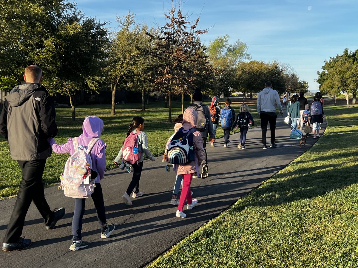 CM_LisaKaplan's tweet photo. Happy Monday to the Egret Park Walking school bus crew. #JIBE #WalktoSchool #Natomas #PasoVerde https://t.co/wnLrTi5MT2