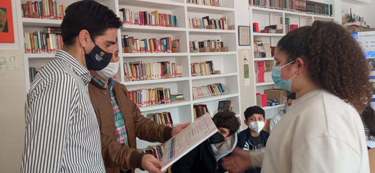 marinoaguilera's tweet photo. Ingeniosa entrevista del alumnado #2PMAR y #PT del @IESALFONSOXI, en castellano e inglés. Un placer colaborar en la educación de los más jóvenes y pasar tan buenos momentos en el que fue mi instituto. https://t.co/FJuAUkw8UV