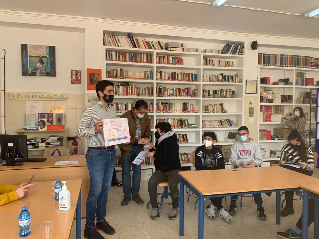 marinoaguilera's tweet photo. Ingeniosa entrevista del alumnado #2PMAR y #PT del @IESALFONSOXI, en castellano e inglés. Un placer colaborar en la educación de los más jóvenes y pasar tan buenos momentos en el que fue mi instituto. https://t.co/FJuAUkw8UV