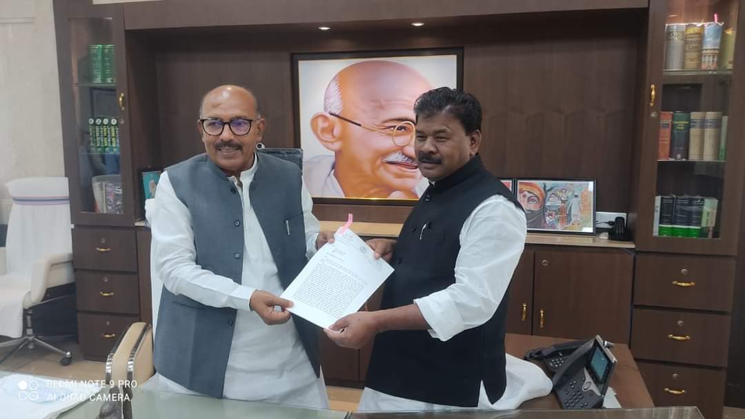 bandhu_tirkey's tweet photo. झारखंड विधानसभा की प्रक्रिया तथा कार्य संचालन के नियम- 187 के तहत सुखदेव नगर थाना प्रभारी श्रीमती ममता कुमारी के विरुद्ध विशेषाधिकार हनन की सूचना माननीय विधानसभा अध्यक्ष @Rabindranathji जी को सौंपा। https://t.co/sNfaGo6Xt6