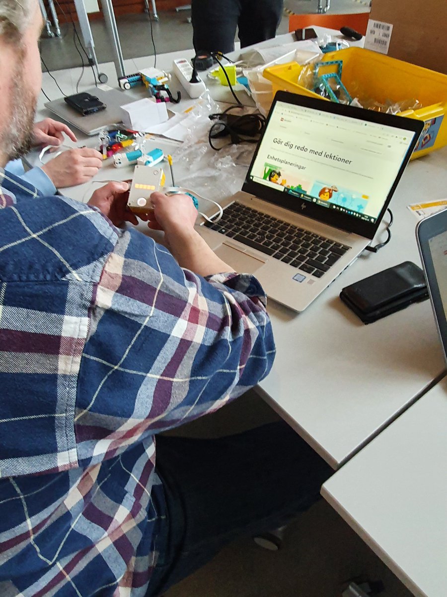 assessmake21's tweet photo. On the 16th of March @KAU  organised the hybrid multiplier event titled "Digital tools in teaching technology in school – with inspiration from the #maker #movement". 
The event attracted the interest of 60 individuals!
Enjoy photos from the event! @EUErasmusPlus #makerspaces https://t.co/NsteIOjGFn