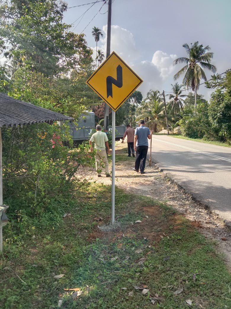 jkrbesut's tweet photo. Kerja-kerja pembaikian perabot jalan secara jabatan oleh Bahagian Senggara Jalan JKR Besut.
@JKRTerengganu @IrMdridzwan @HasliJKR @MohdIzainudin @MahzanNik @IbrahimBinMatA1 https://t.co/jFxWTT4Nct