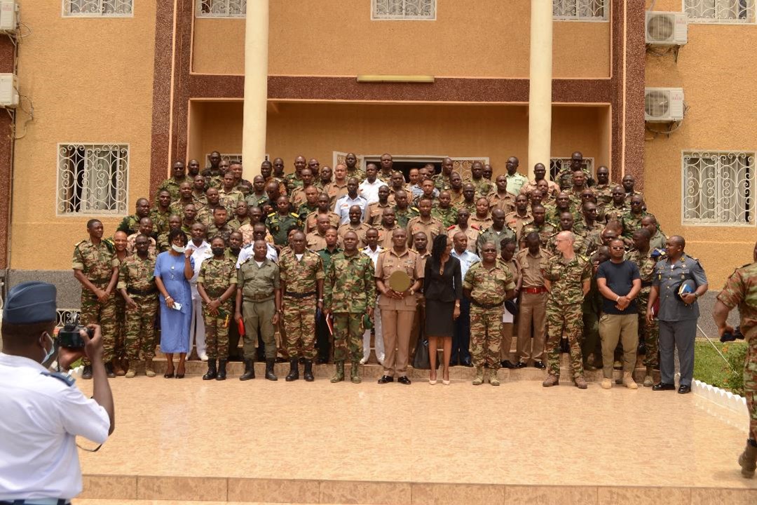 ESIG_Yaounde's tweet photo. Le mercredi 16 mars 2022, #ESIG 🇨🇲a eu l’honneur de recevoir une délégation du Command and Staff College de Karen au Kenya 🇰🇪, menée par le GB Mwamburi Joakim Ngure. L’occasion pour #ESIG d’échanger sur les méthodes de planification opérationnelle et l’enseignement. https://t.co/1ms0Ugdeq3