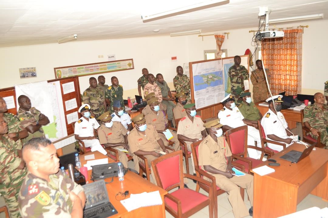 Le mercredi 16 mars 2022, #ESIG 🇨🇲a eu l’honneur de recevoir une délégation du Command and Staff College de Karen au Kenya 🇰🇪, menée par le GB Mwamburi Joakim Ngure. L’occasion pour #ESIG d’échanger sur les méthodes de planification opérationnelle et l’enseignement.