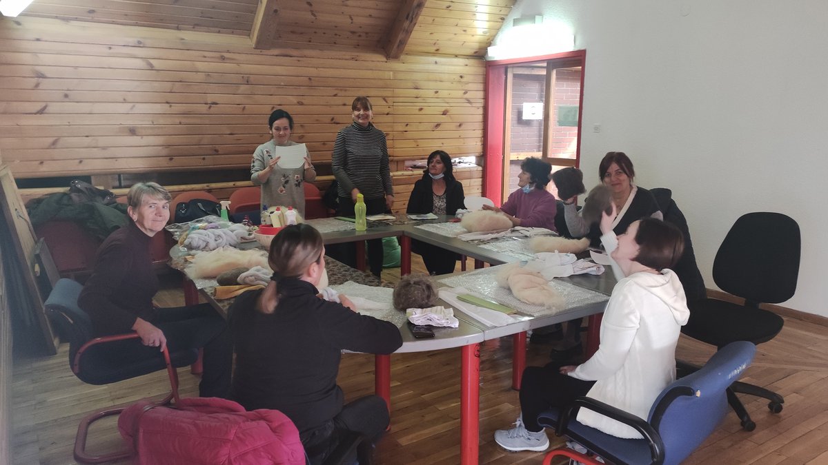 AdrionWool's tweet photo. Municipality of Žabljak organised second training for felting. On this training 8 participants, inculuding craftsmen, artists, sellers and individuals-interested in starting with #wool felting, had the opportunity to learn in detail the technique of wet felting. #adrioninterreg https://t.co/D3t2RzsSe2