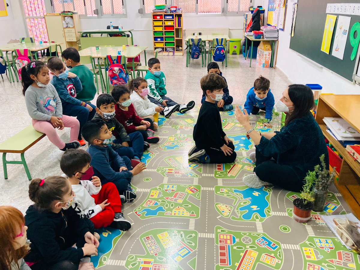 CeipSanAntonio's tweet photo. Con Belén hemos  descubierto la naturaleza que nos rodea,nos ha enseñado a mejorar la capacidad de observación y a tener conductas de respeto con el #MAmbiente.
A través de cuentos,poesías, fotografías y juegos  nos ha enseñado los animales y plantas de nuestro entorno. https://t.co/J6s0teCvNB