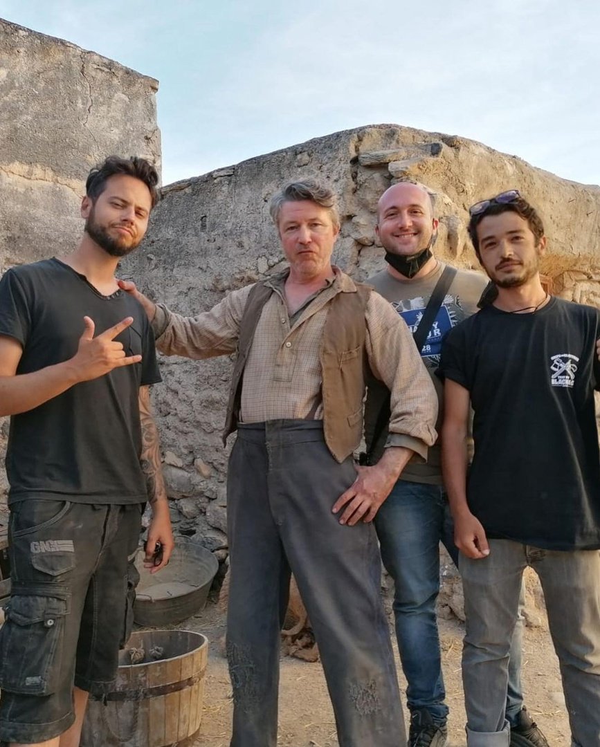 AidangillenR's tweet photo. On the #ThatDirtyBlackBag set.

#AidanGillen with director and screenwriter Mauro Aragoni, camera operator Alessio Cuboni and visual effects supervisor Alessandro Fele

📷: Mauro Aragoni https://t.co/H3D10qSDnT