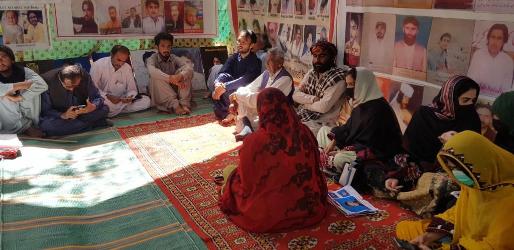 masooma_shaheen's tweet photo. ماما قدیر لانگ مارچ مروچی ماں شال ءَ سر بوتگ، گُلزار دوست ءَ گوں وتی سنگتاں اے سپر چہ کیچ ءَ پہ گار ءُ بیگوائیں بلوچانی واستہ بِندات کُتگ۔۔۔۔اے جُہد ءِ تہا بائدیں ہرچ بلوچ بہر بُزوریت۔۔۔۔
#Balochistan https://t.co/H2vJrpDH3z