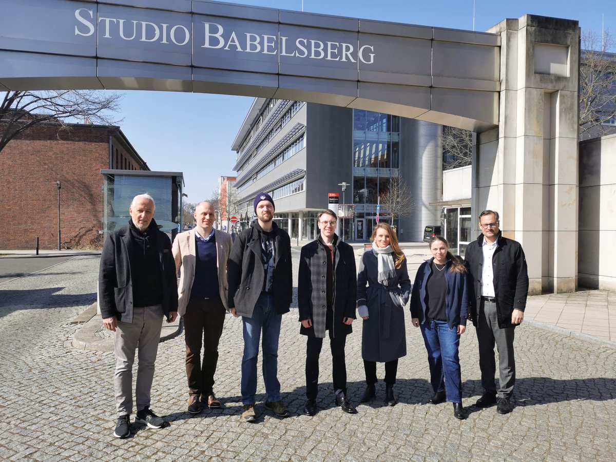 Herzlich Willkommen im #Startbüro 2022! Wir wünschen dem Filmnachwuchs CONTANDO FILMS und COPY PASTE GAMES viel Erfolg im #StudioBabelsberg. Unterstützt von <a href="/Filmuni/">Filmuniversität</a>, <a href="/medienboard/">Medienboard</a> und <a href="/ilb_wirfoerdern/">ILB_wirfoerdern</a>! Mehr Infos zu den kreativen Projekten hier👉bit.ly/36ze4fQ