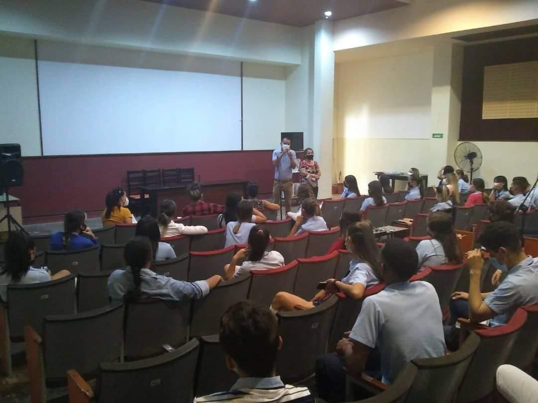 #Mayabeque Con el apoyo de los juristas en el territorio se debate con los estudiantes del IPU Octavio Hernández del municipio #Madruga el proyecto de Código de las Familias. #CubaLegisla #CubaViveEnLasFamilias