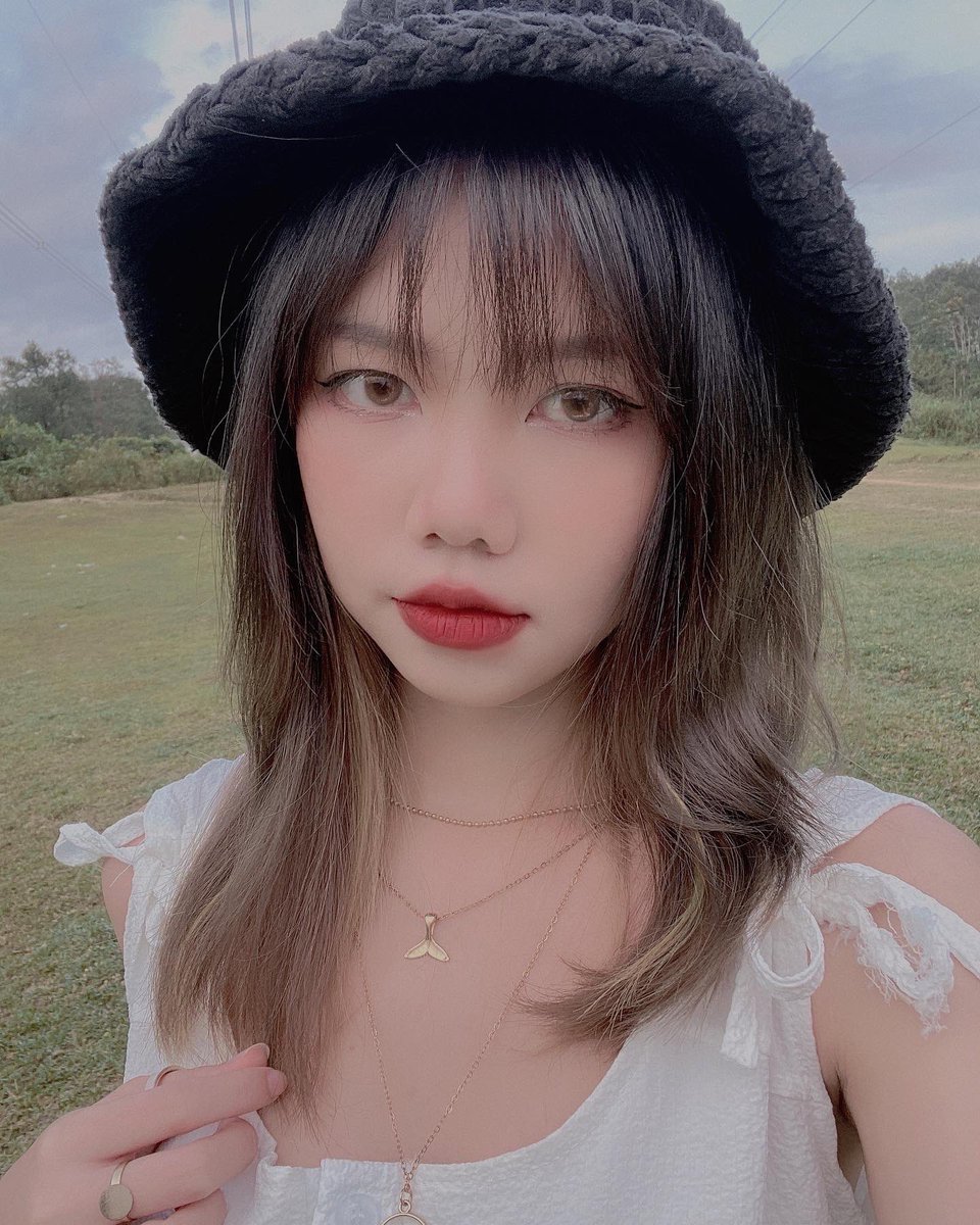 lee_p0905's tweet photo. Me and flower 🌹💕 #me 
#loveyourself #selfie #flower https://t.co/TkX1AAqef4