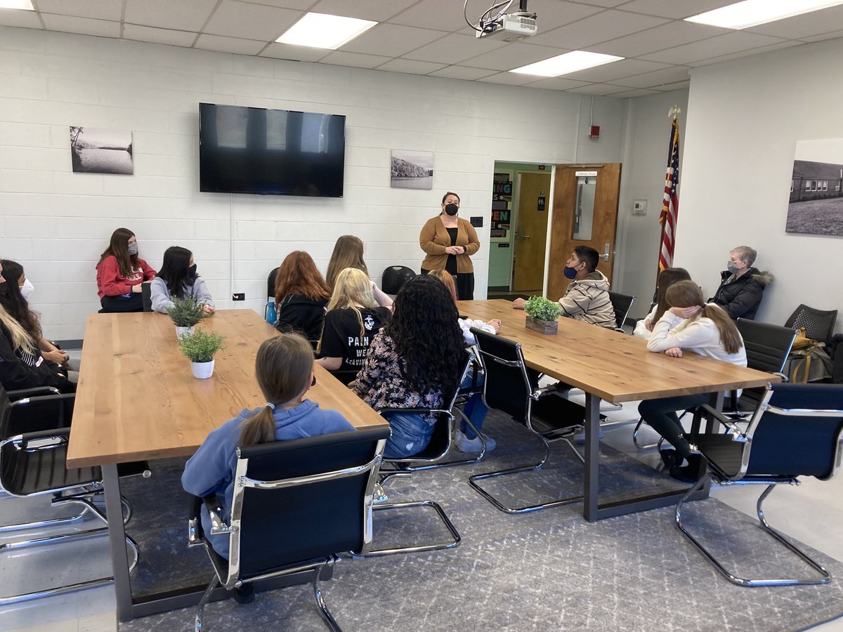 MindyHutchins1's tweet image. @WestMcDowellNC 7th grade students in Mrs. Merritt’s classes visited Head Start today, learning about career options in childcare &amp;amp; how to get started with this career in high school with @mcscte Child Development classes. @MCSHeadStart @MaryFinley13