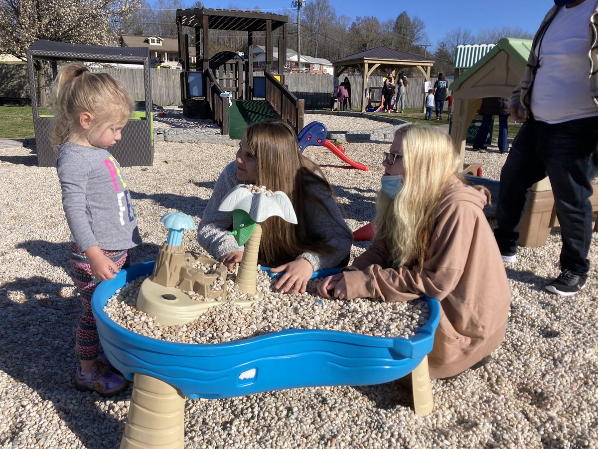 MindyHutchins1's tweet image. @WestMcDowellNC 7th grade students in Mrs. Merritt’s classes visited Head Start today, learning about career options in childcare &amp;amp; how to get started with this career in high school with @mcscte Child Development classes. @MCSHeadStart @MaryFinley13